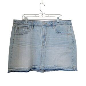 Universal Thread Size 17 Medium Light Wash Denim Mini Skirt, Raw Hem.